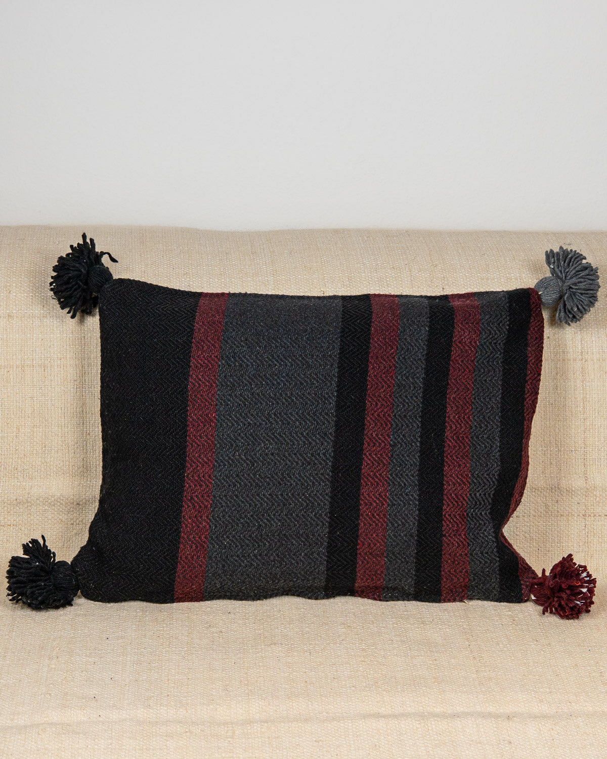 Handgefertigtes schwarzes Kissen gestreift – Moderne Kissen für Couch bei MOGADOR kaufen