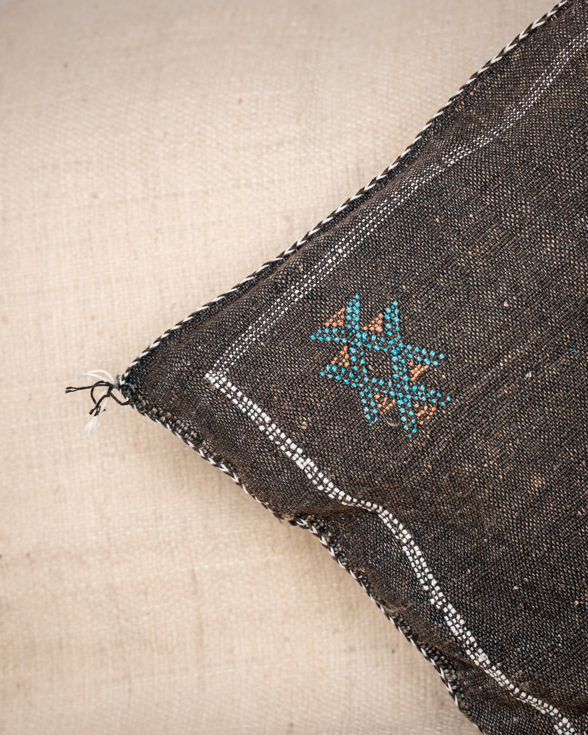 Schöne bunte Kelim Kissenhüllen boho Style - Berber Kaktus Seiden Kissen schwarz bei MOGADOR