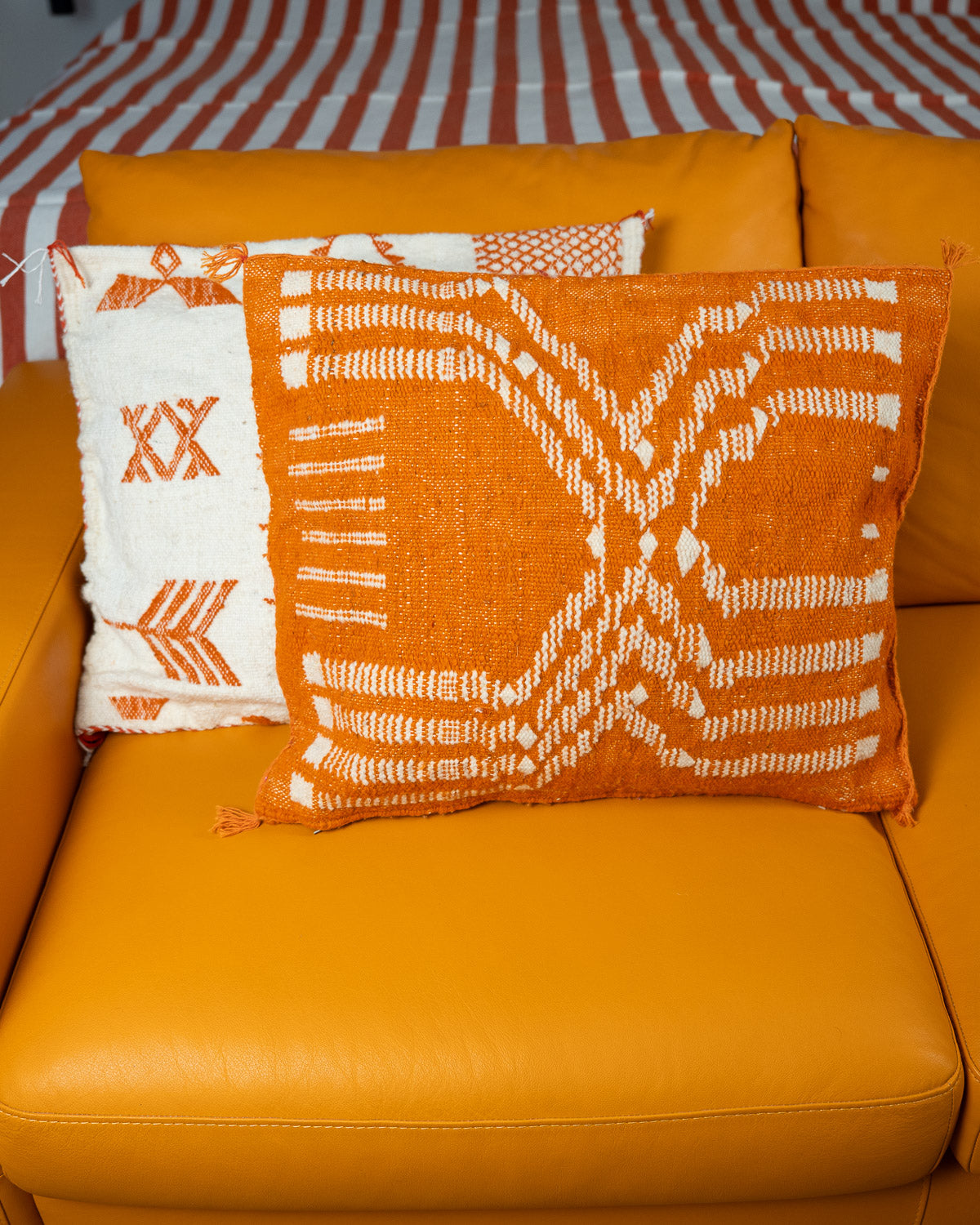 Handgewebte Sofakissen 50x50 weiß orange - Berber Kelim Kissenhüllen für Couch bei MOGADOR kaufen