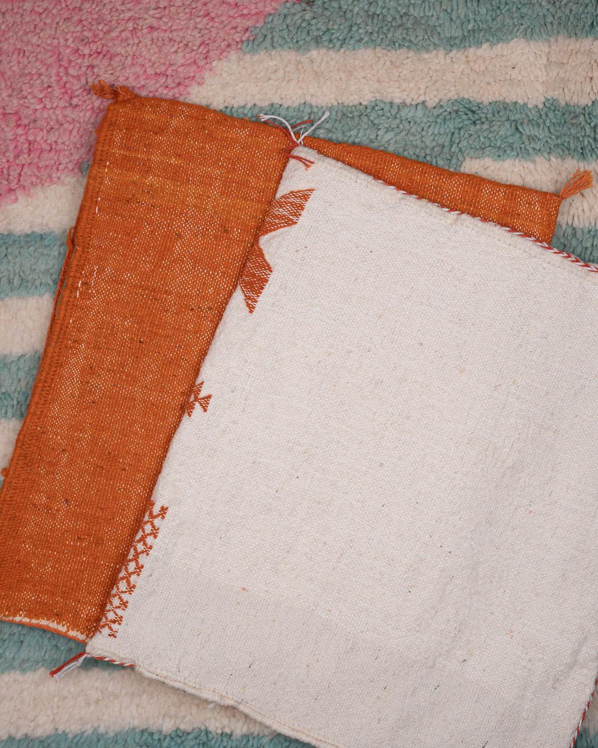 Handgewebte Sofakissen 50x50 weiß orange - Berber Kelim Kissenhüllen für Couch bei MOGADOR kaufen