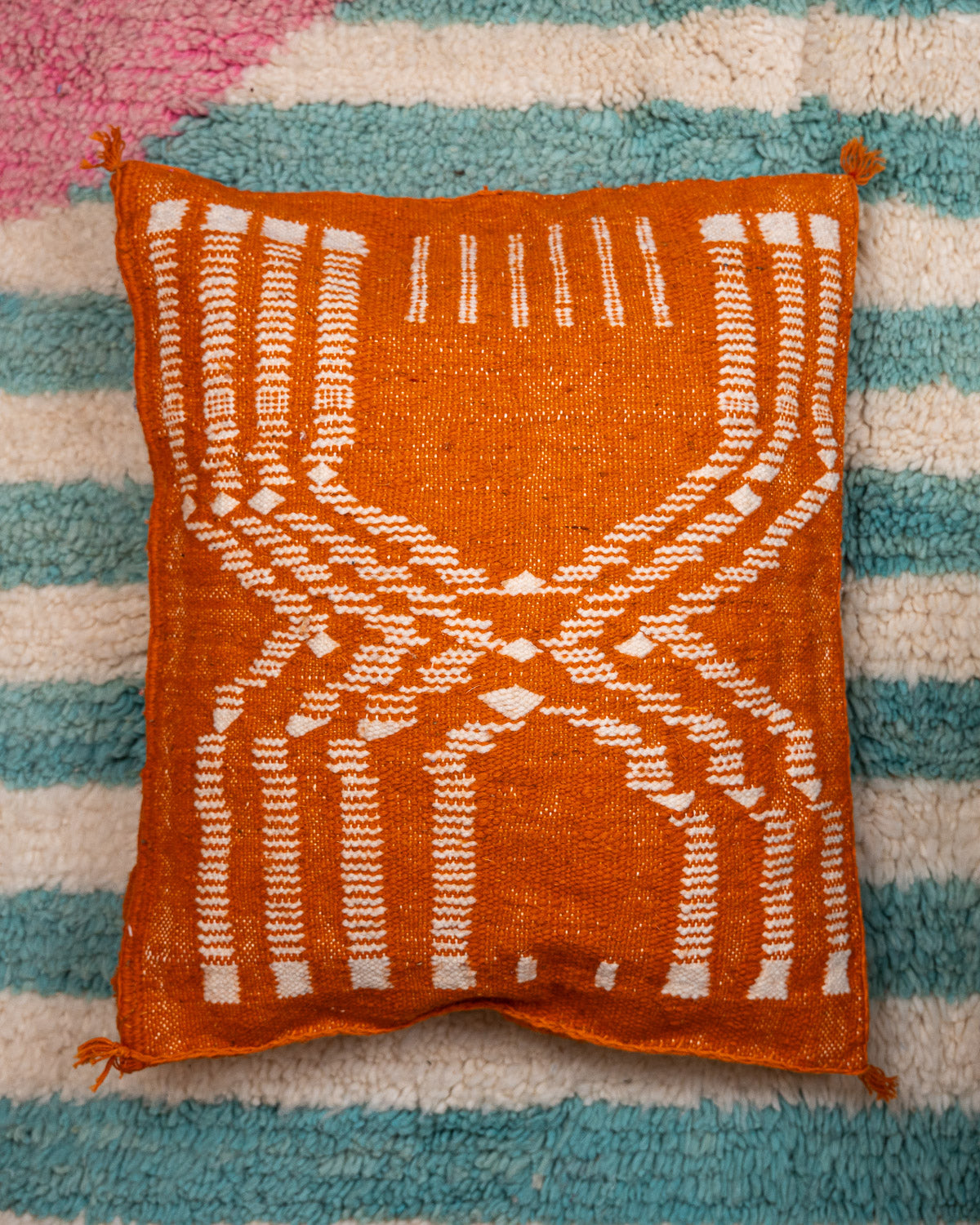 Handgemachter Sofa kissenbezug 50x50 orange - Berber Kelim Kissen hüllen für Couch bei MOGADOR kaufen