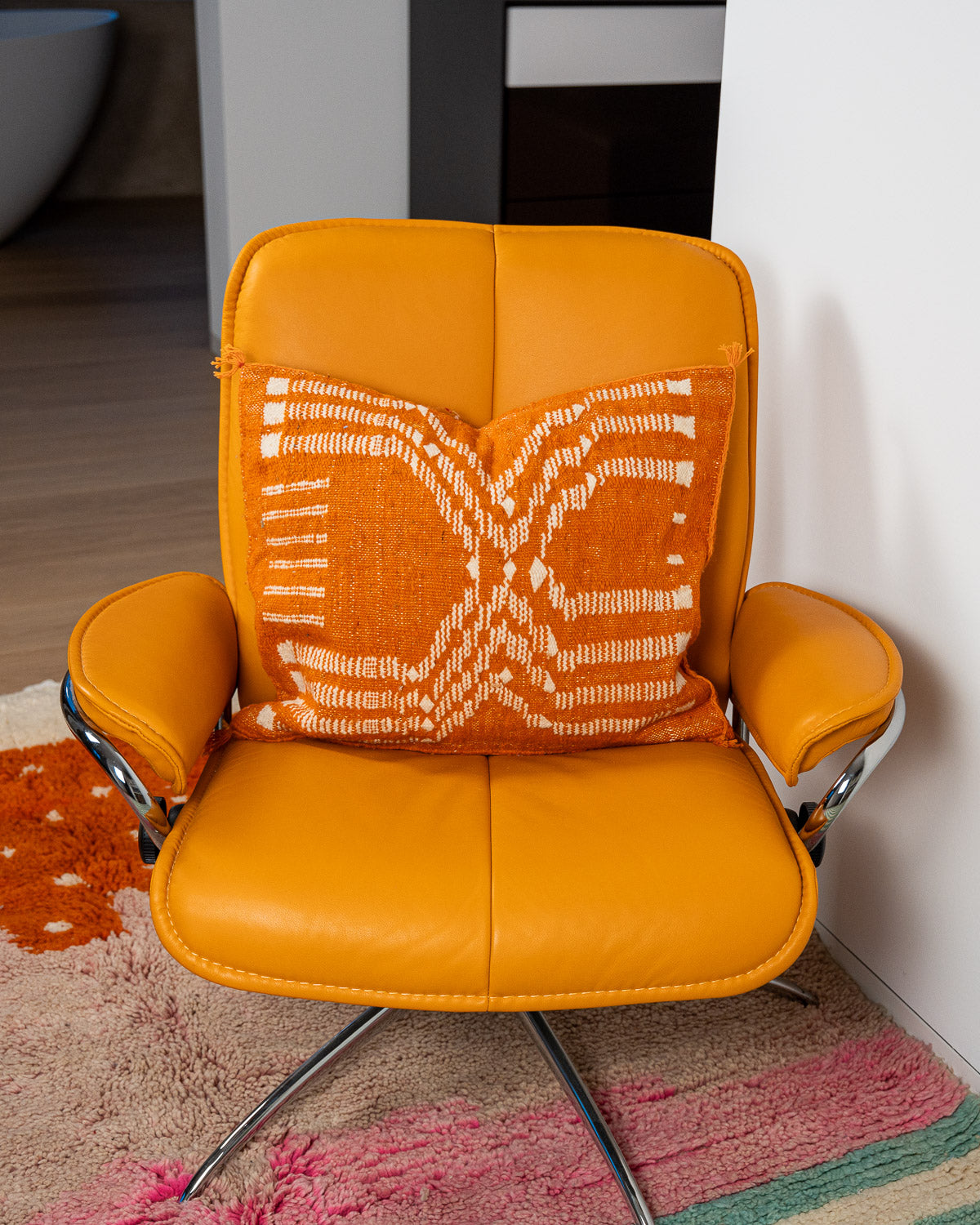 Handgemachter Sofa kissenbezug 50x50 orange - Berber Kelim Kissen hüllen für Couch bei MOGADOR kaufen