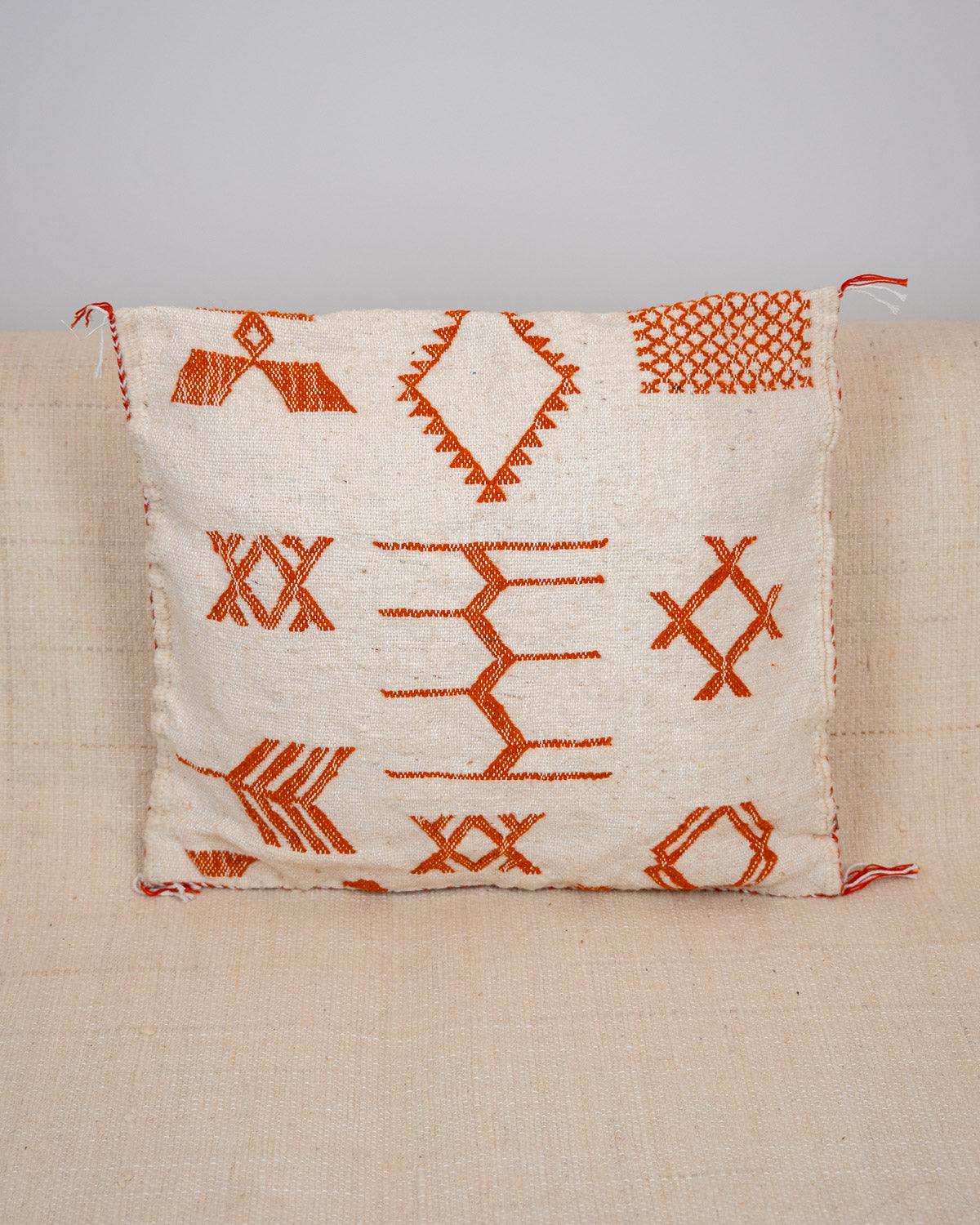 Handgewebte Sofakissen 50x50 weiß orange - Berber Kelim Kissenhüllen für Couch bei MOGADOR kaufen