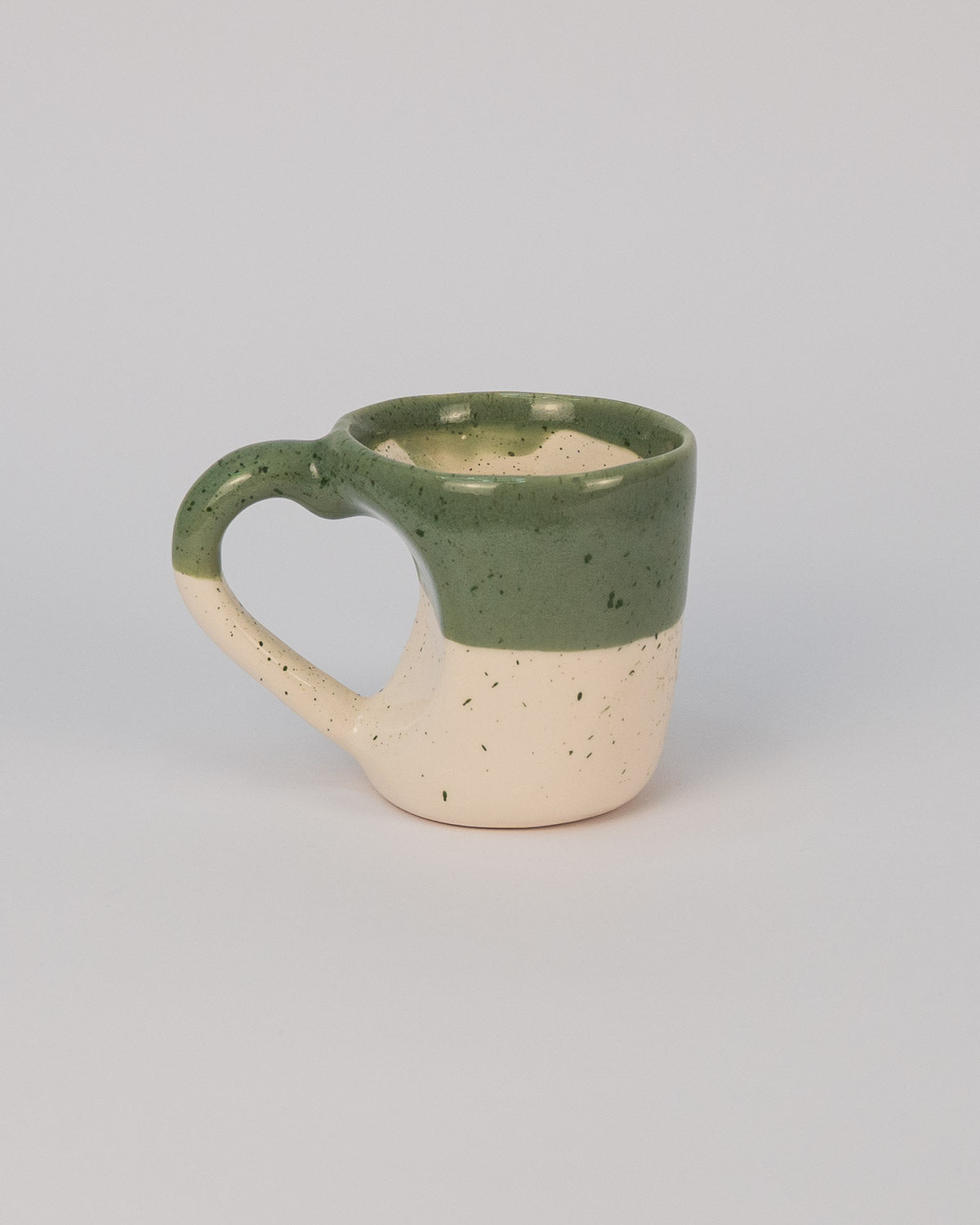 Manufaktur Keramik Tasse mit Herz Henkel - aus Steingut handgefertigt - bei MOGADOR kaufen