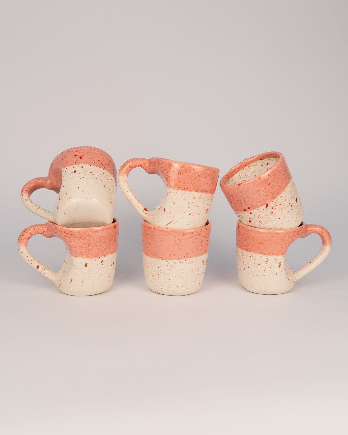 Keramiktasse mit Herz Henkel weiß rosa gesprenkelt bei MOGADOR kaufen