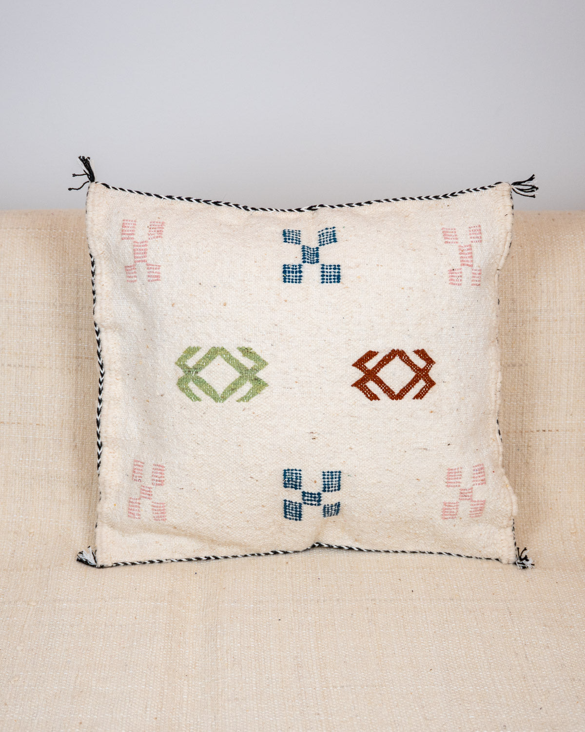 Handgemachte Wollkissen fürs Sofa in Boho Style. Schöne marokkanische Kelim Kissenhüllen in weiß