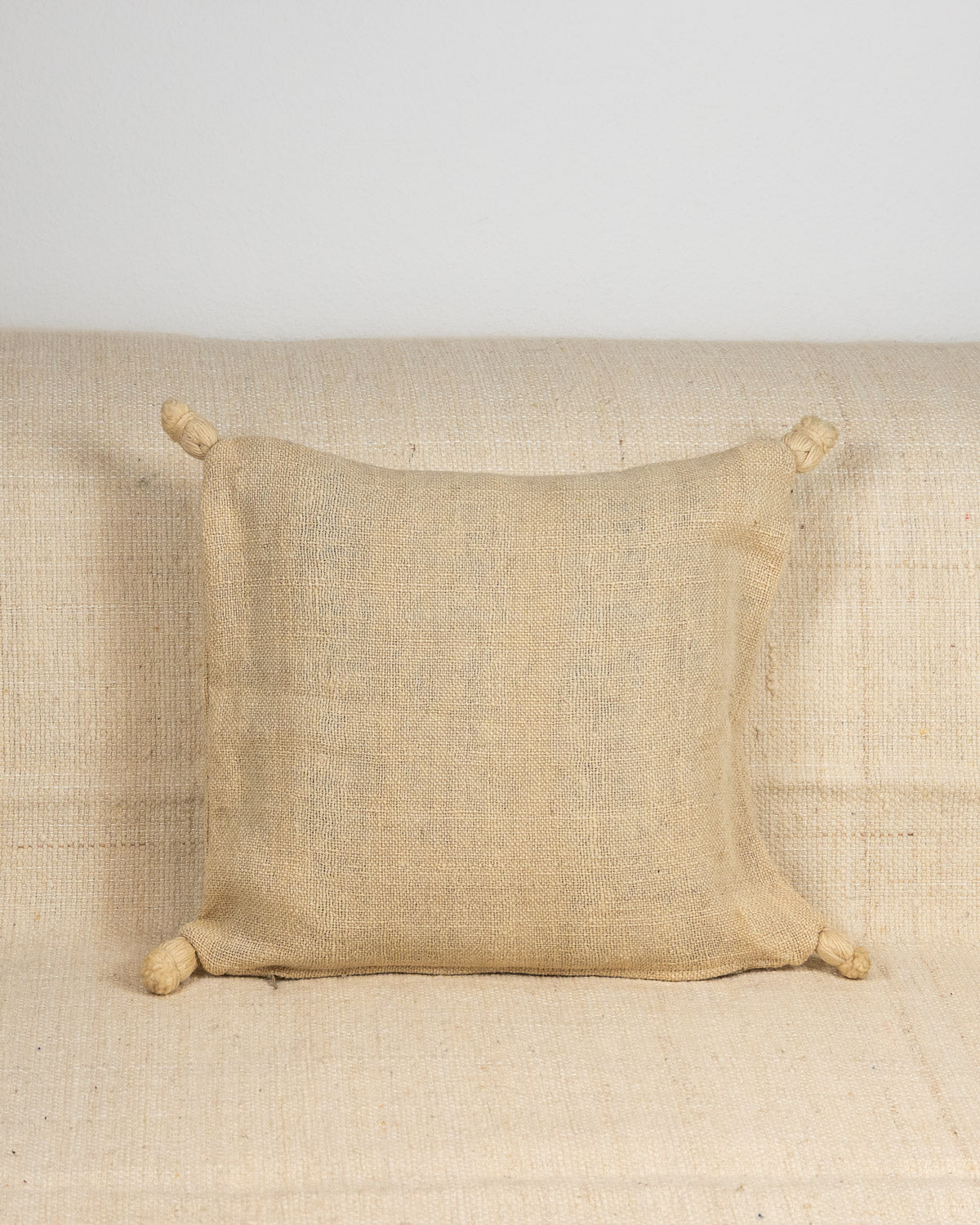Handgefertigtes Berberkissen aus Marokko – Deko Kissen beige 40/40 bei MOGADOR kaufen.