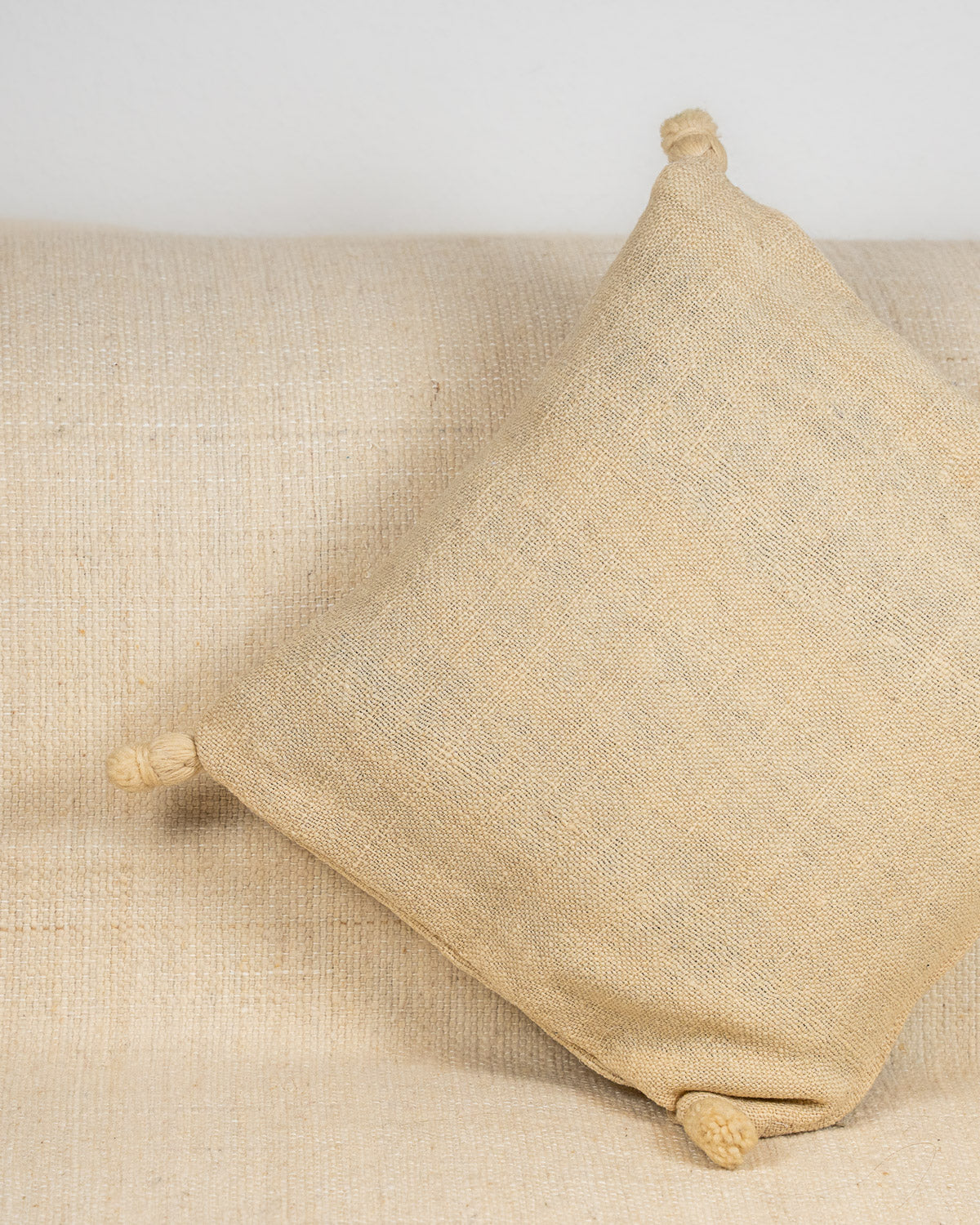 Handgewebte hochwertige Kissen für Sofa, Kinderzimmer - Deko Kissen weiß beige 40/40 bei MOGADOR kaufen.