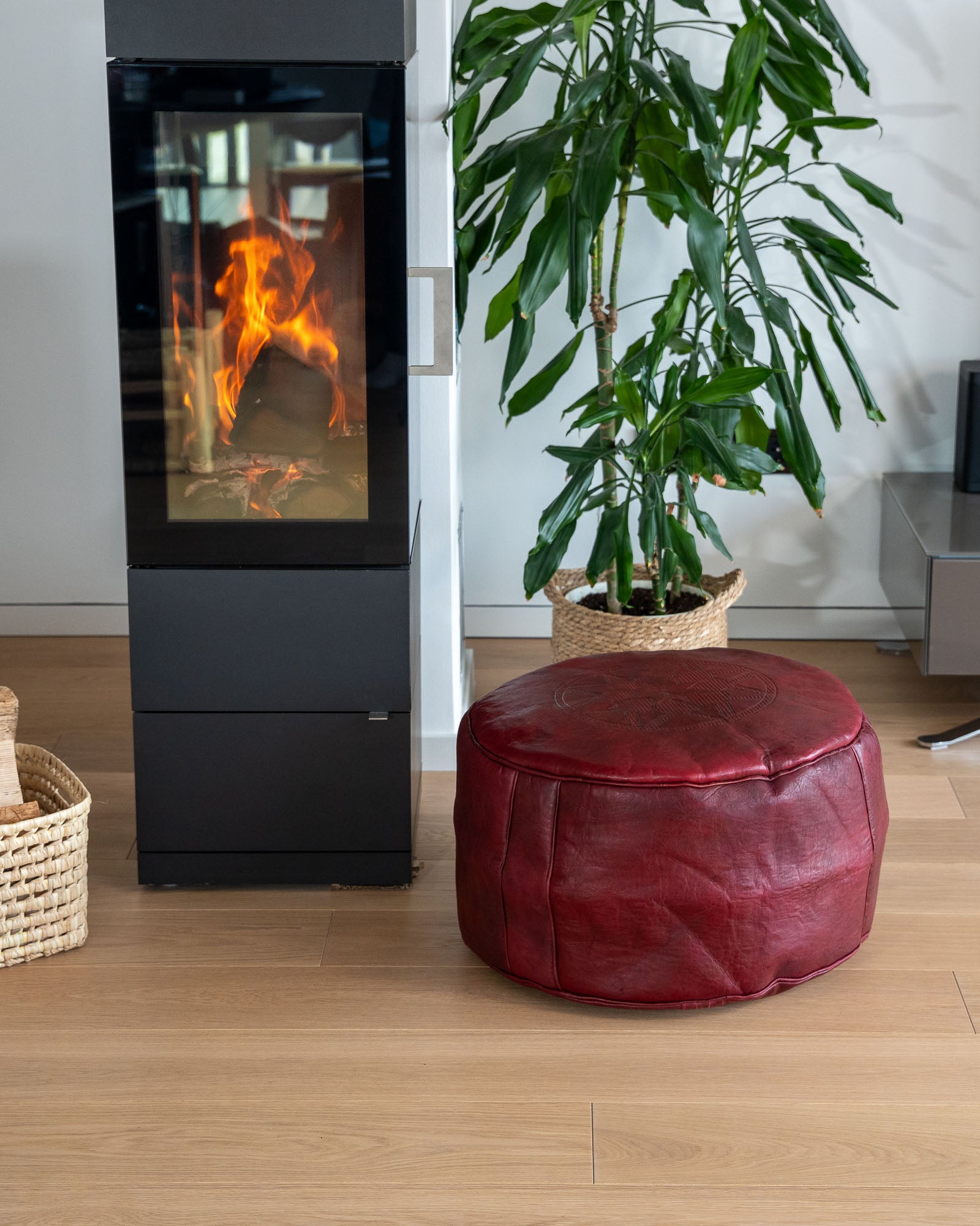 Marokkanischer Leder Boho-Pouf in bordeaux