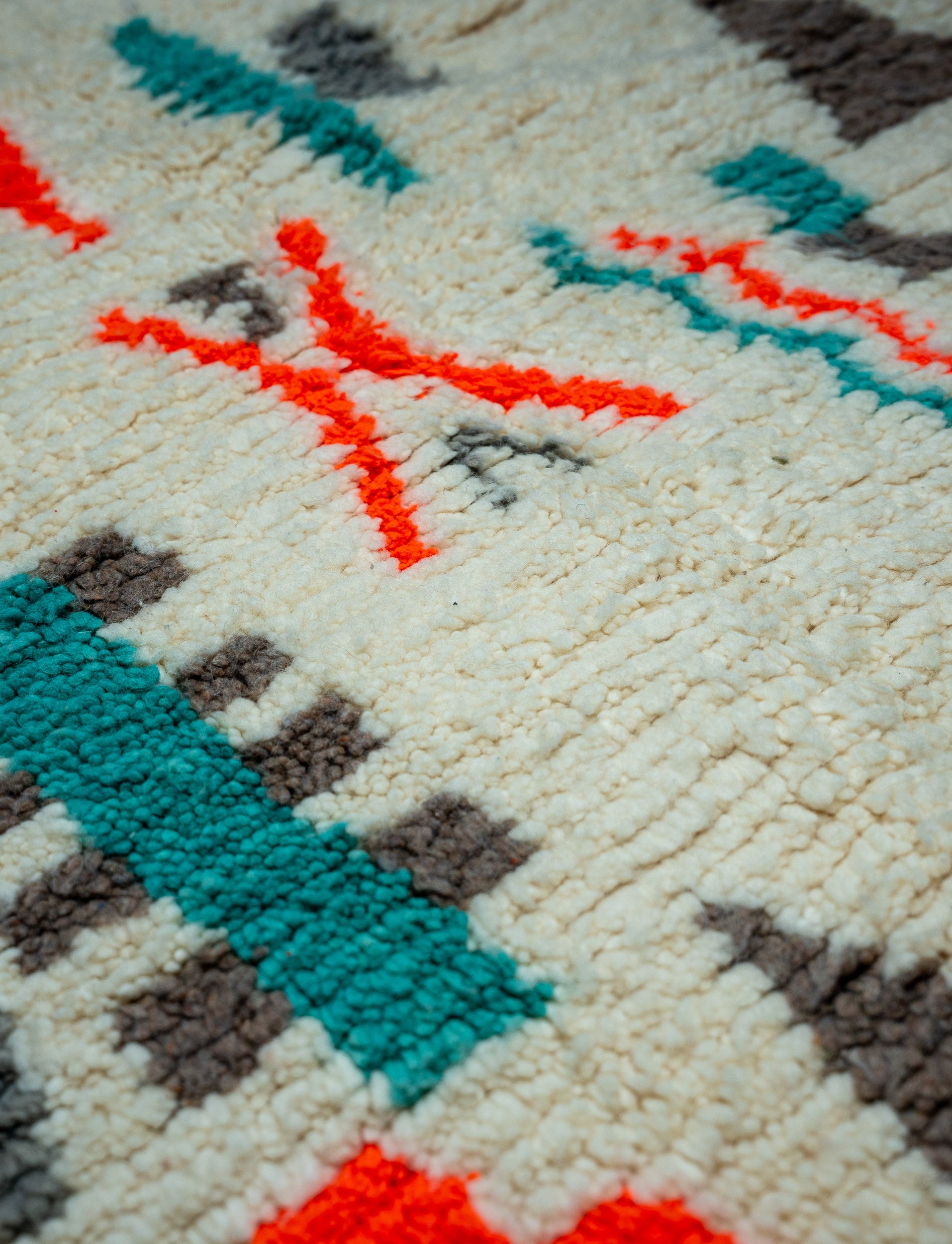 Boho Chic Teppich, weiß mit orangen blauen grauen Akzenten, Beni Ourain carpet