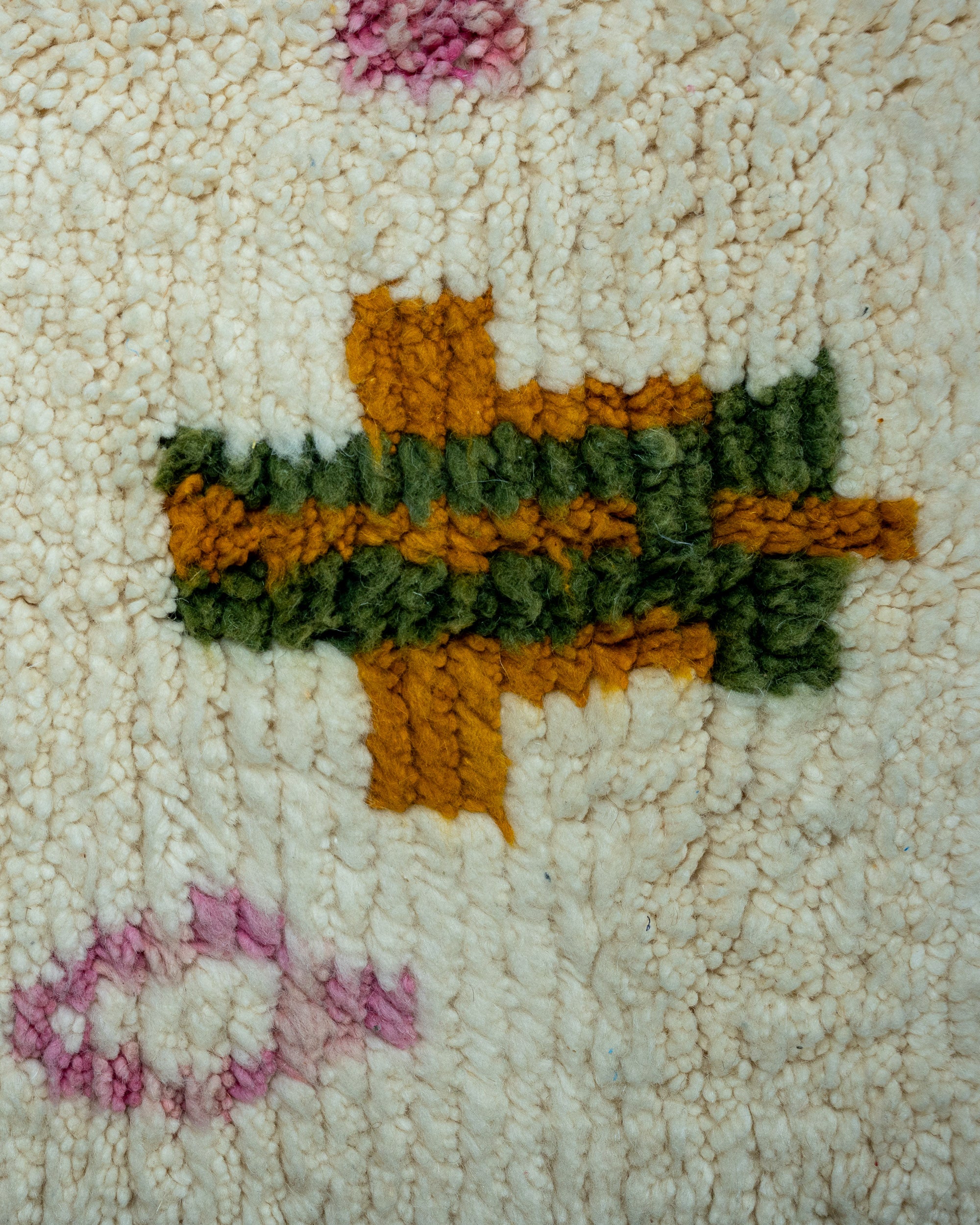 Wollteppich beige/weiß mit grünen, rosanen Akzenten, nachhaltig Teppich