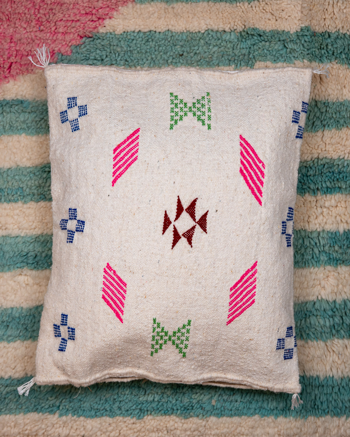 Handgewebte Kelim Kissen mit Amazigh Symbolen weiß fürs Sofa bei MOGADOR