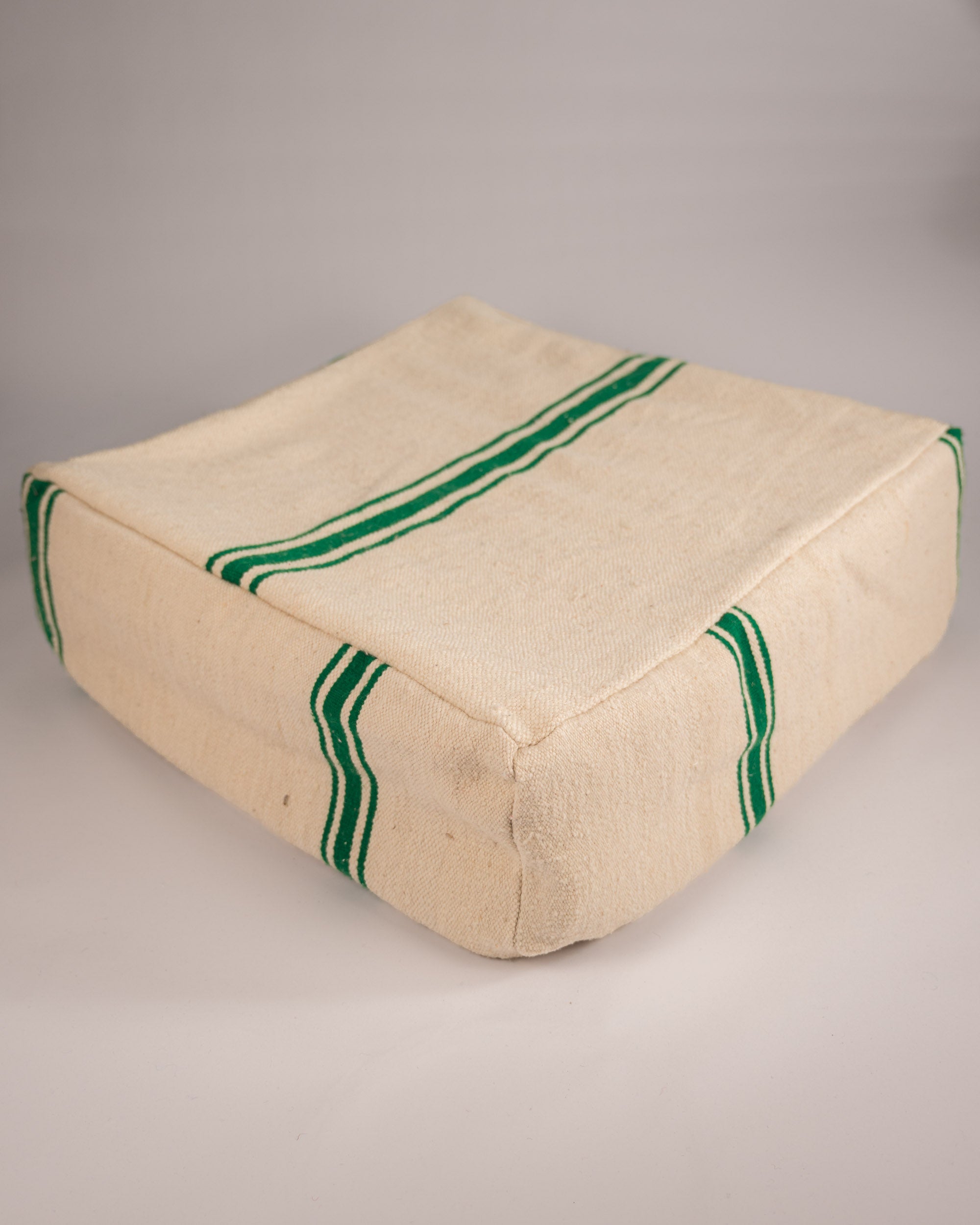 Handgemachter Boho-Pouf grün gestreift aus Schurwolle