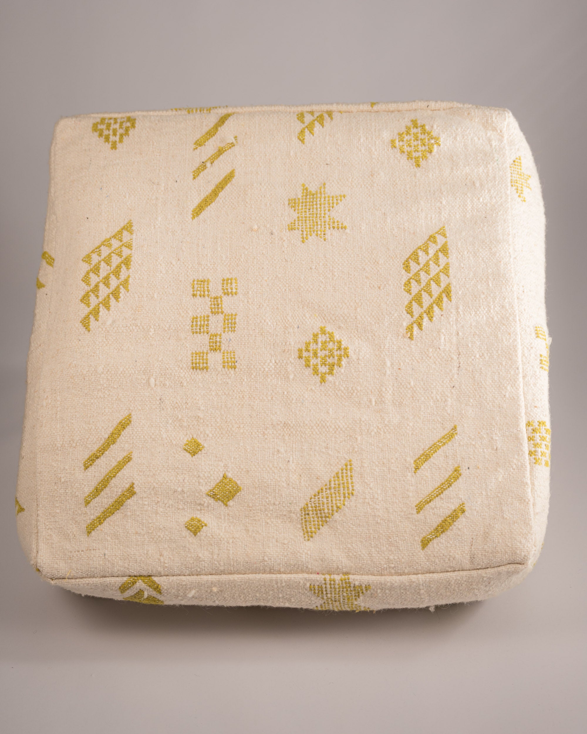 Quadratischer Pouf handgefertigt aus Wolle