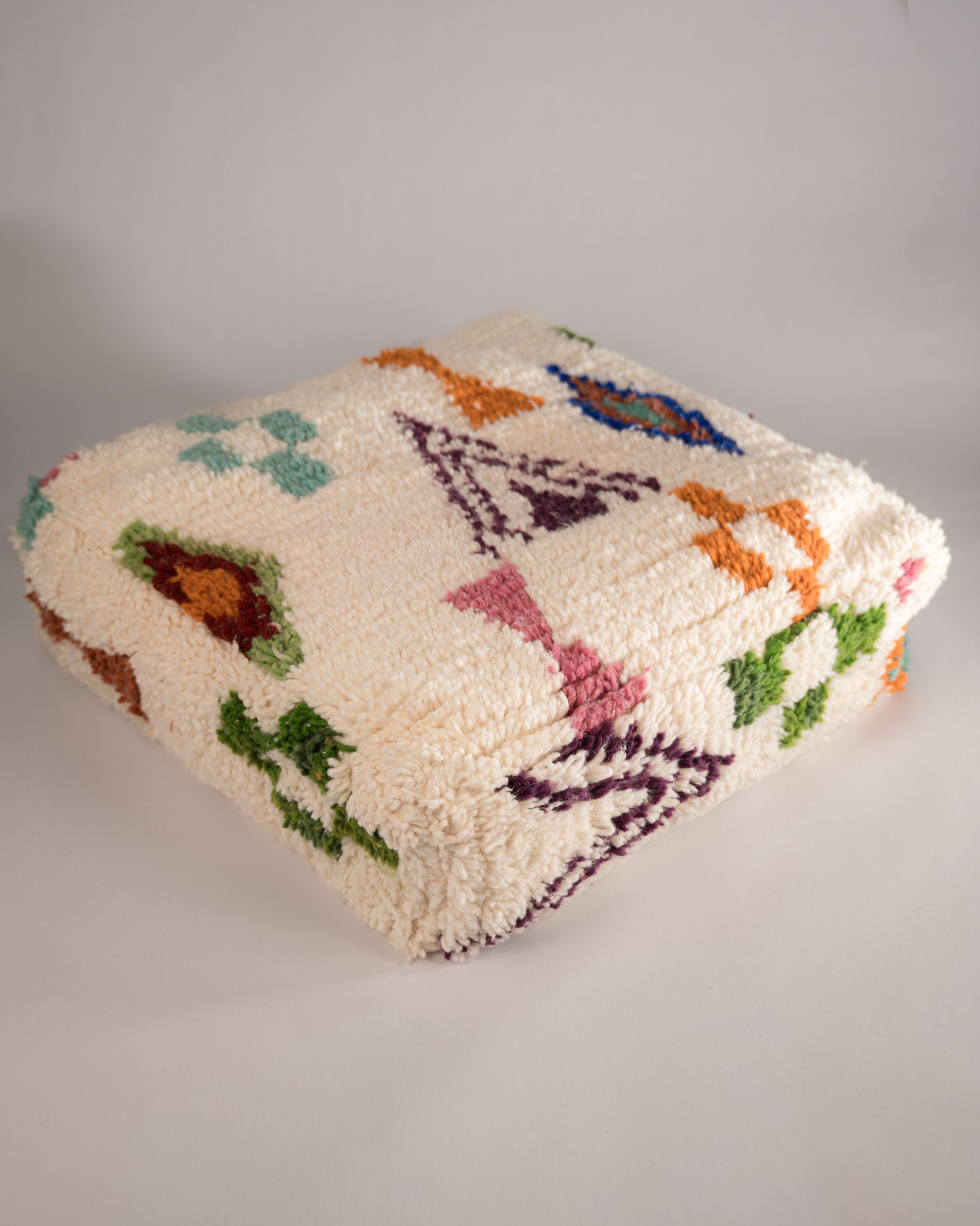 Handgemachter Boho-Pouf gemustert - aus dicker Schurwolle