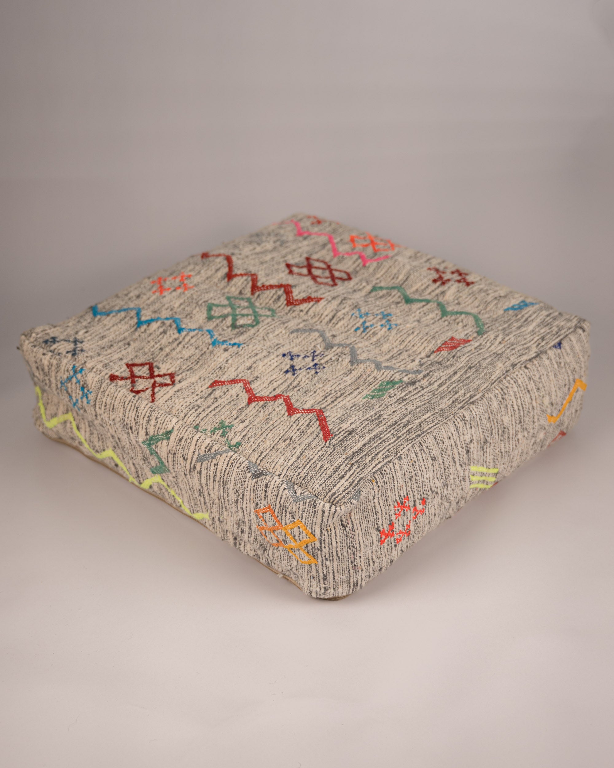 Handgemachter Boho-Pouf grau aus Schurwolle