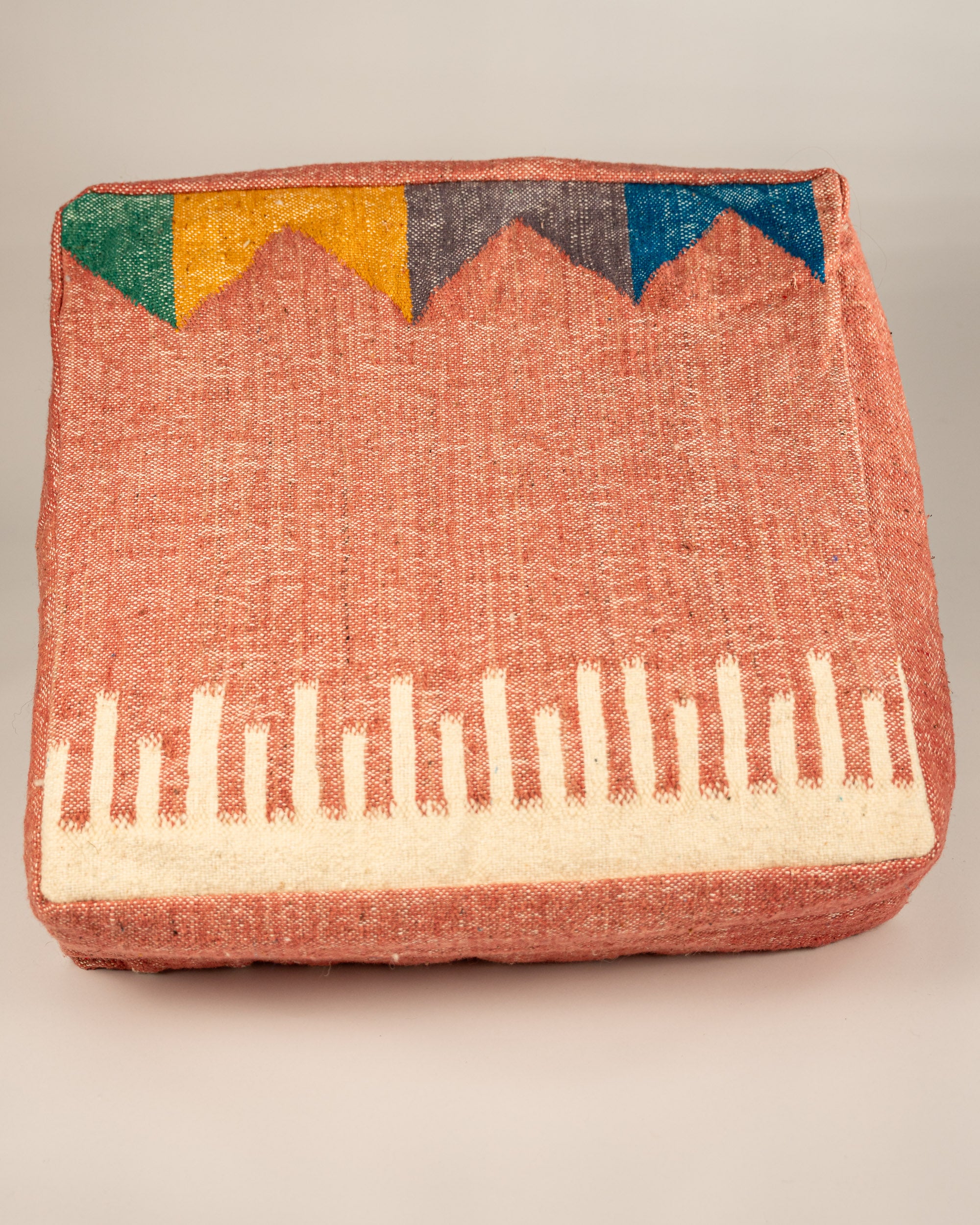 Quadratischer Boho-Pouf handgefertigt aus Wolle 