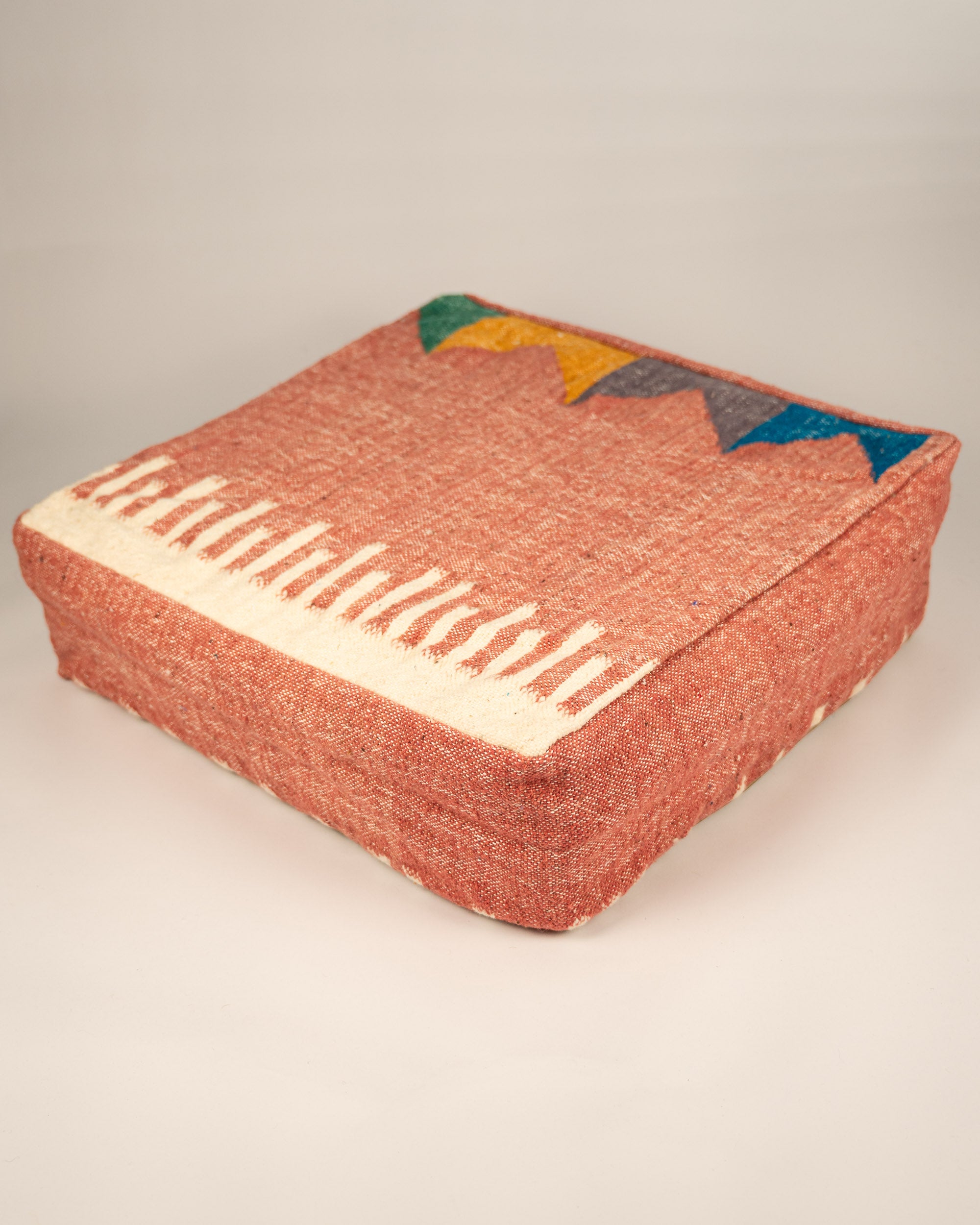 Handgemachter Boho-Pouf rot bunt aus Schurwolle