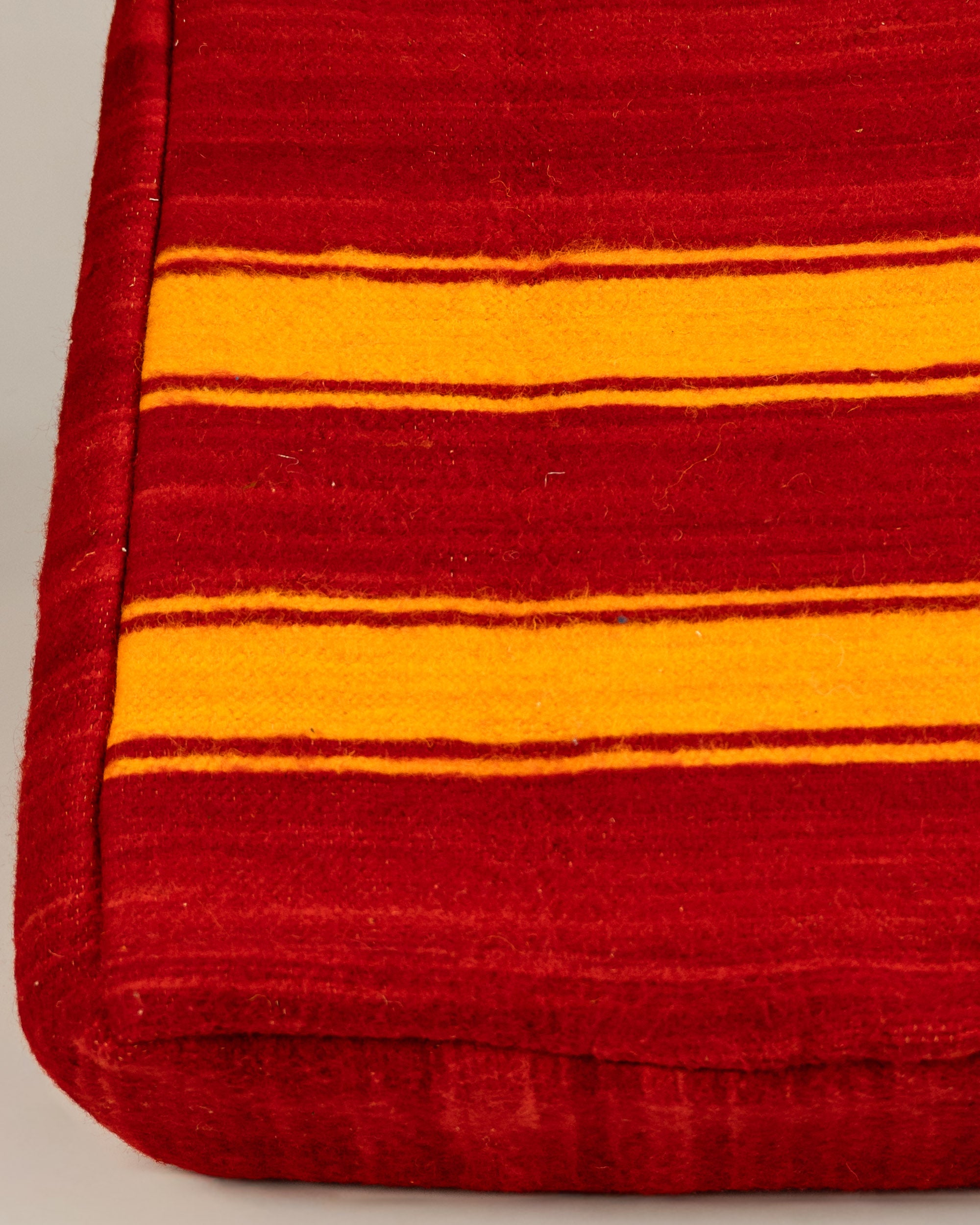 Handgefertigter Wollpouf bei MOGADOR online kaufen