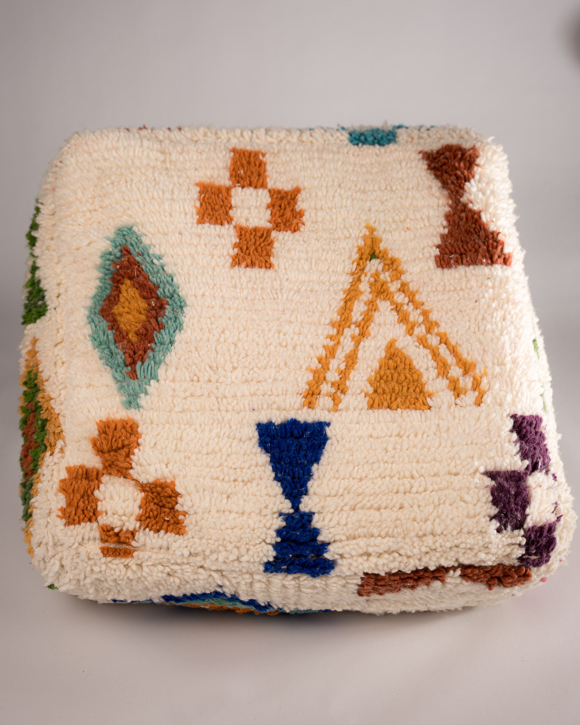 Quadratischer Boho-Pouf gemustert - handgefertigt aus Wolle 