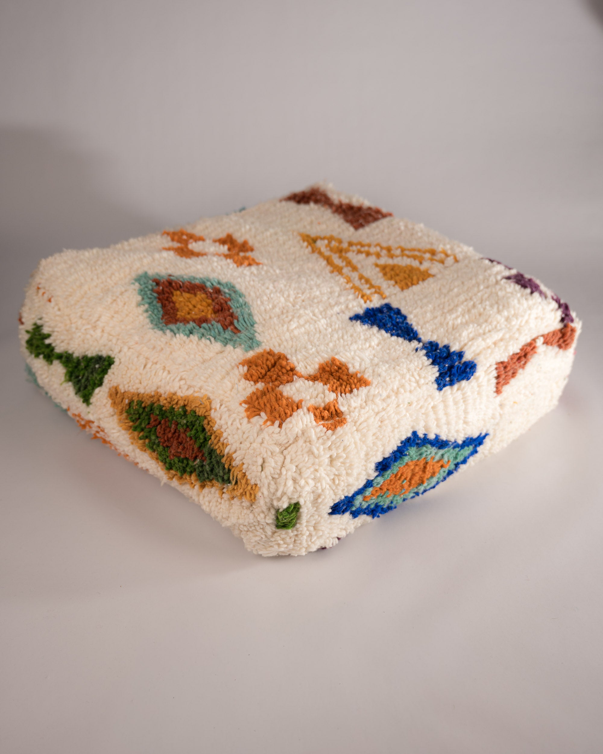 Handgemachter Boho-Pouf gemustert - aus dicker Schurwolle