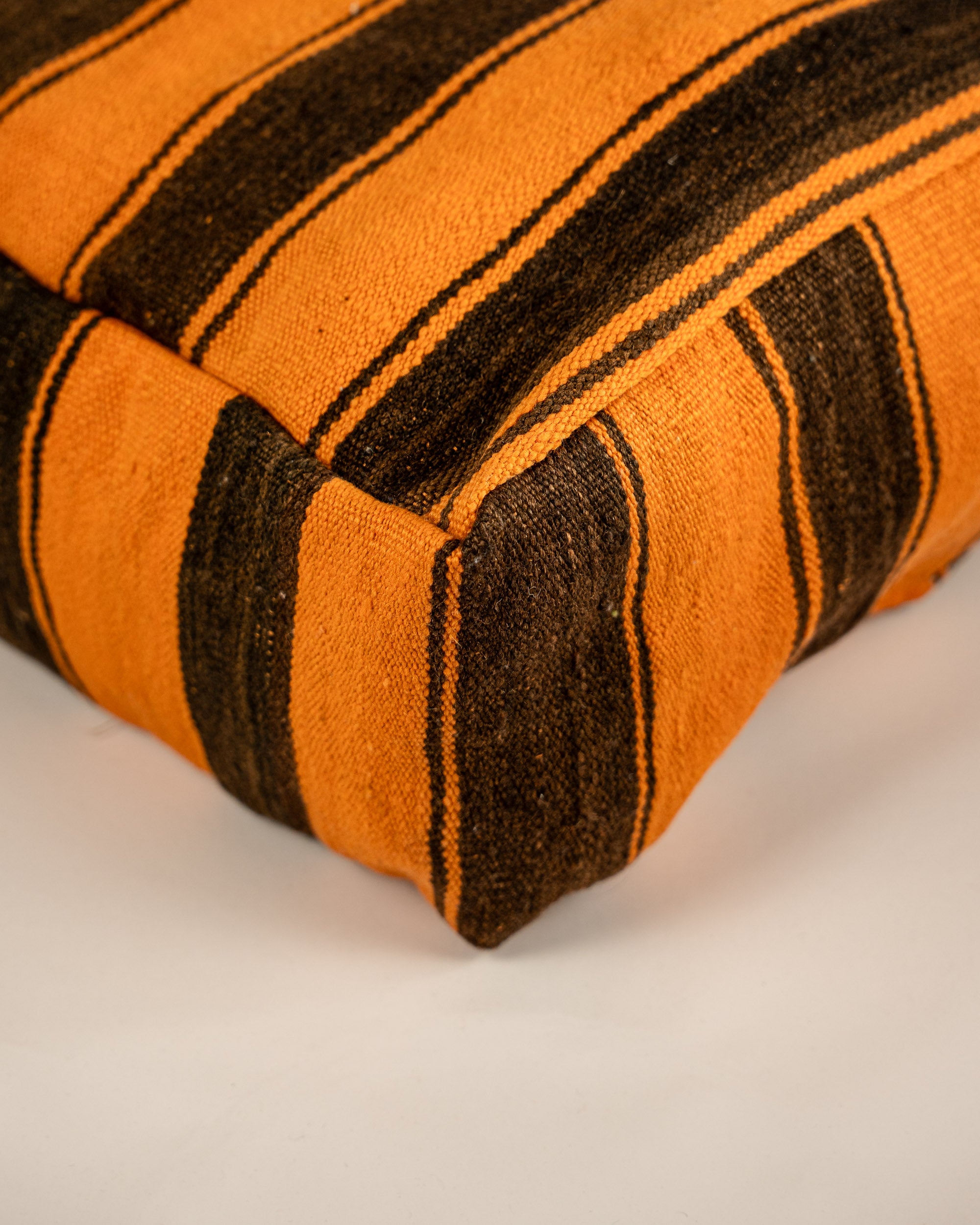 Quadratischer Poufs Orange Braun - Berber Bodenkissen aus Wolle Detailaufnahme