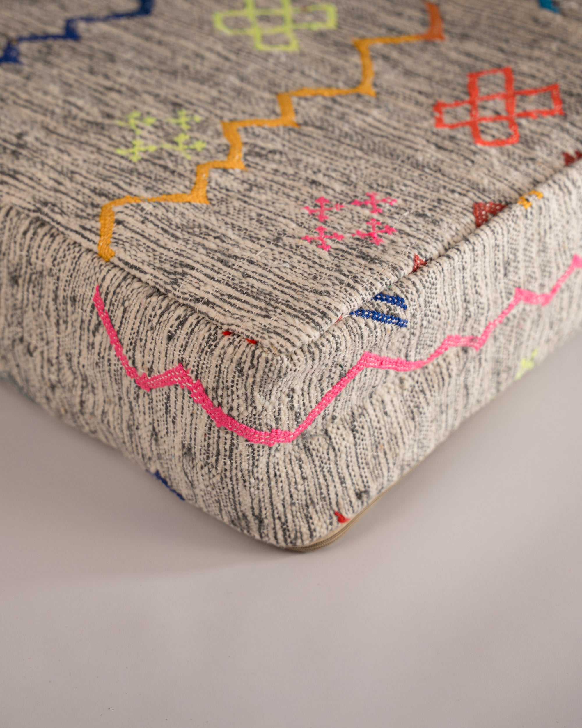 Quadratischer Pouf handgefertigt aus Wolle Detailaufnahme