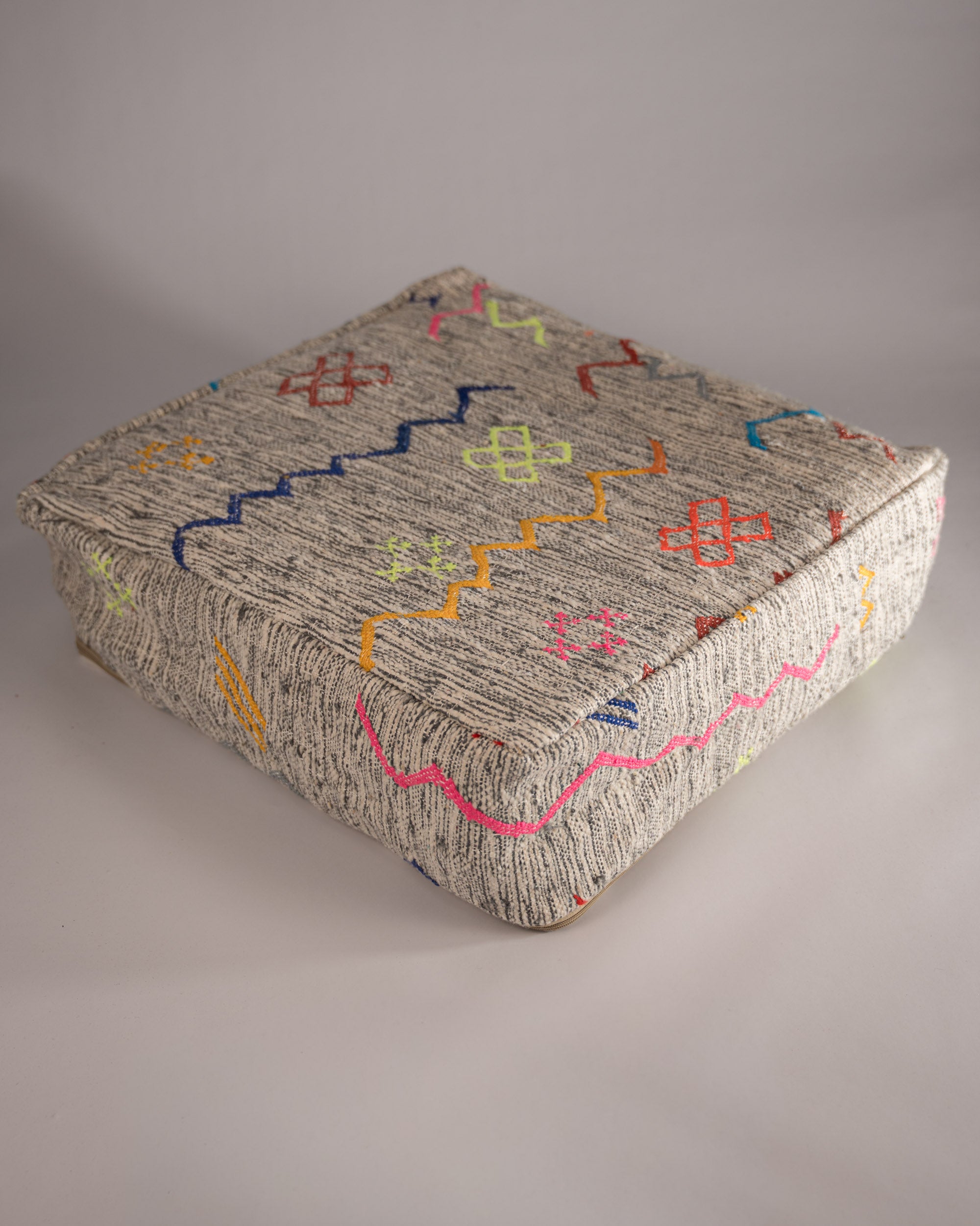 Handgemachter Boho-Pouf grau aus Schurwolle