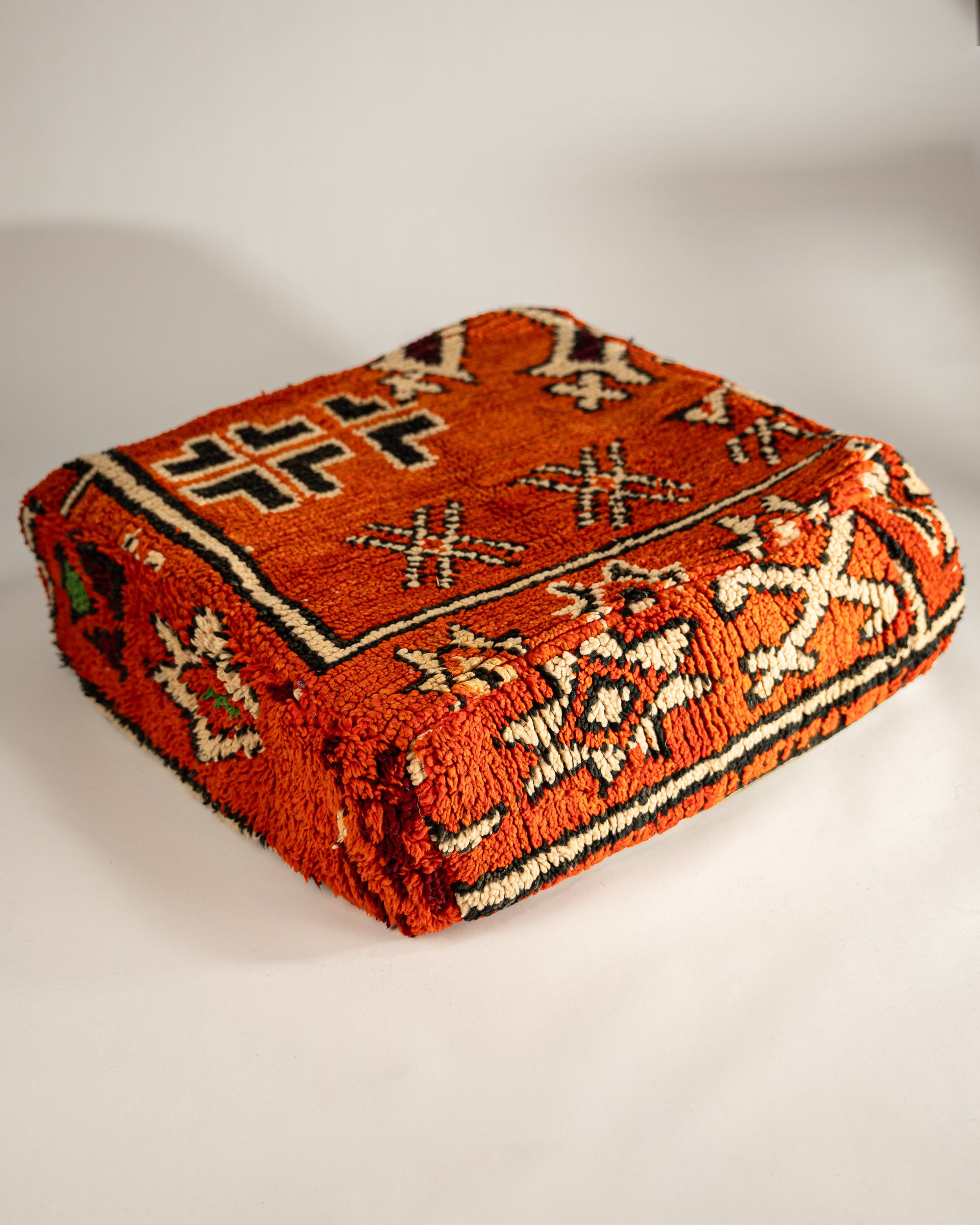 Handgefertigte Boho-Poufs orange gemustert - aus dicker Schurwolle