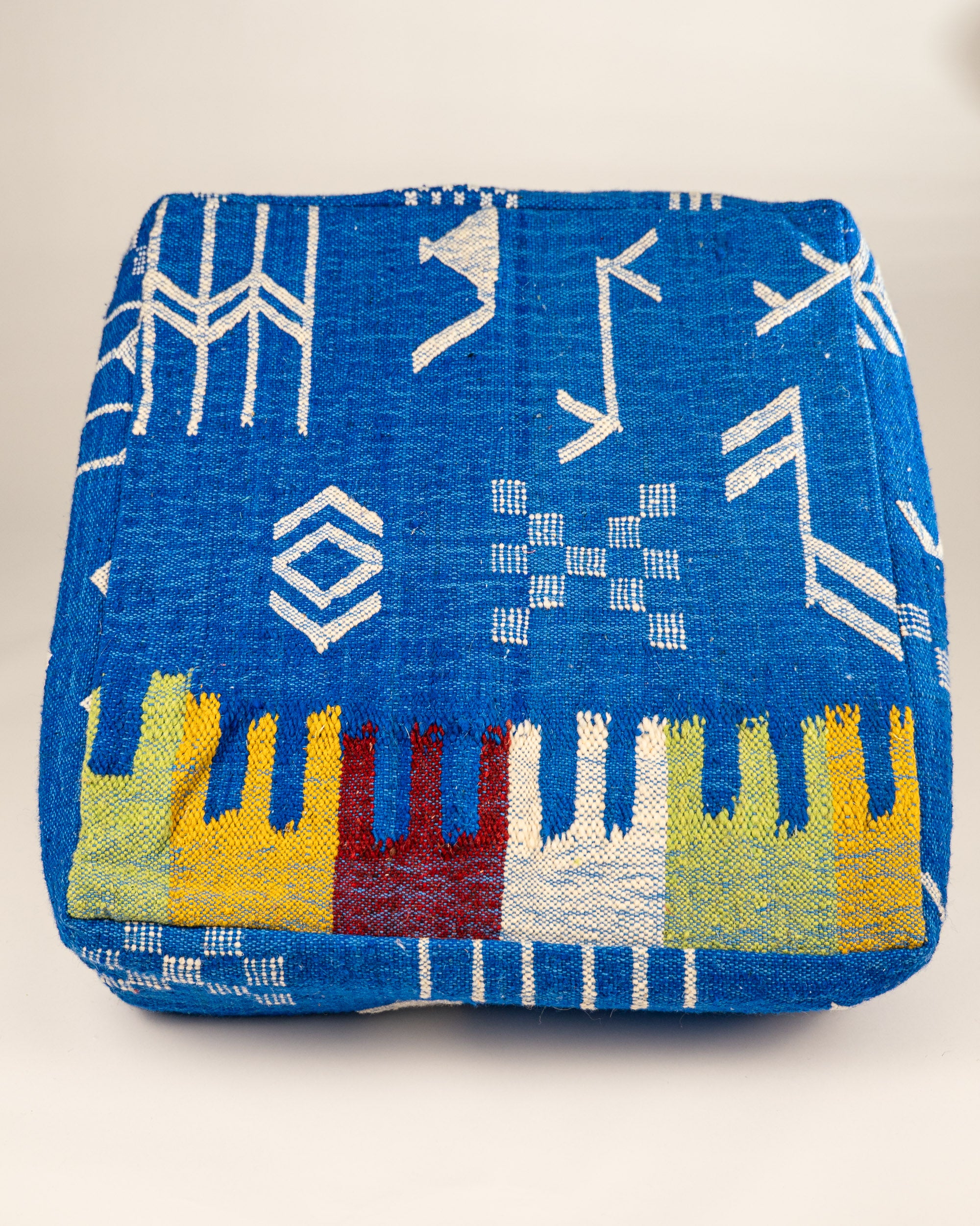 Quadratischer Pouf blau handgefertigt aus Wolle