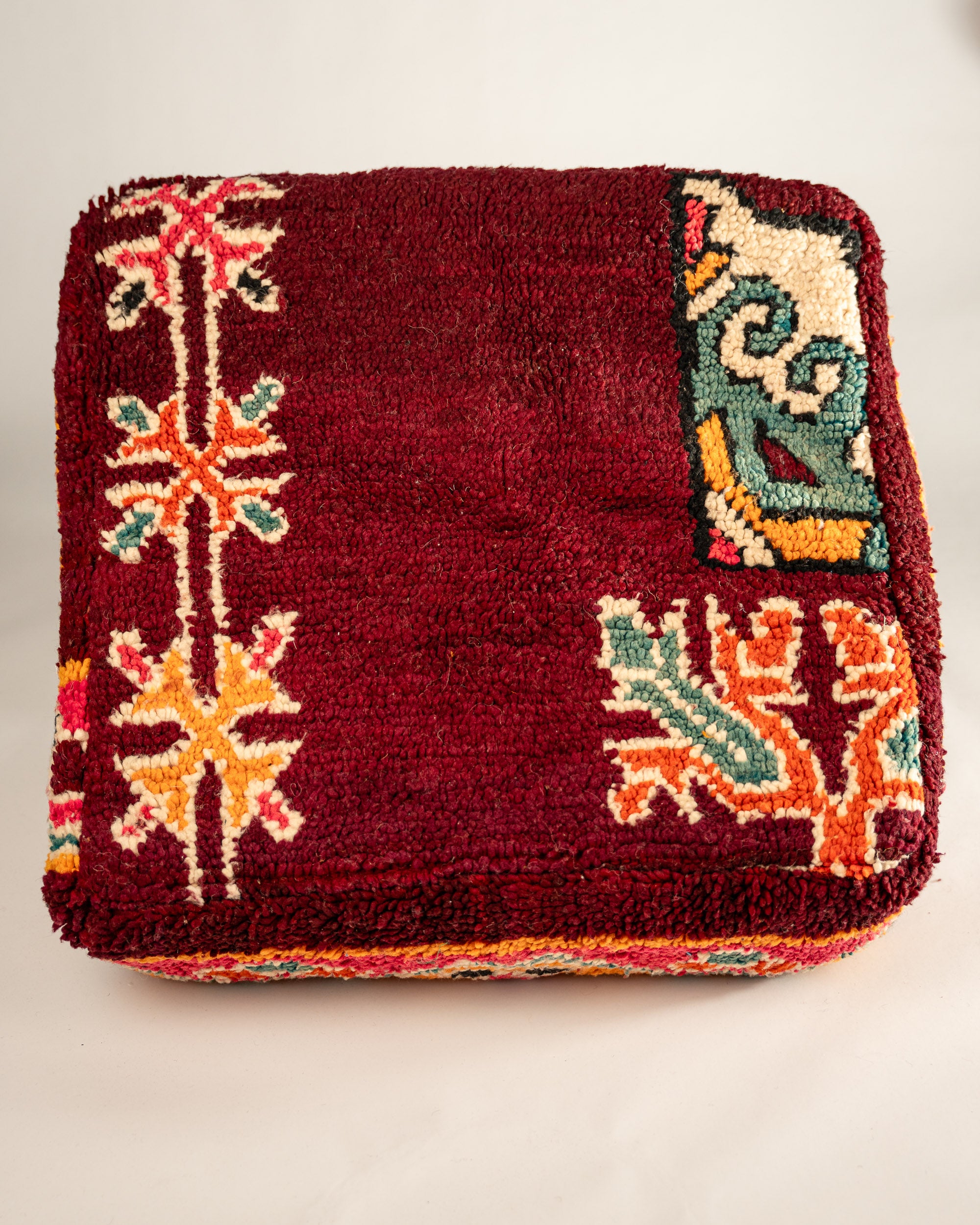 Quadratischer Boho-Pouf gemustert - handgefertigt aus Wolle
