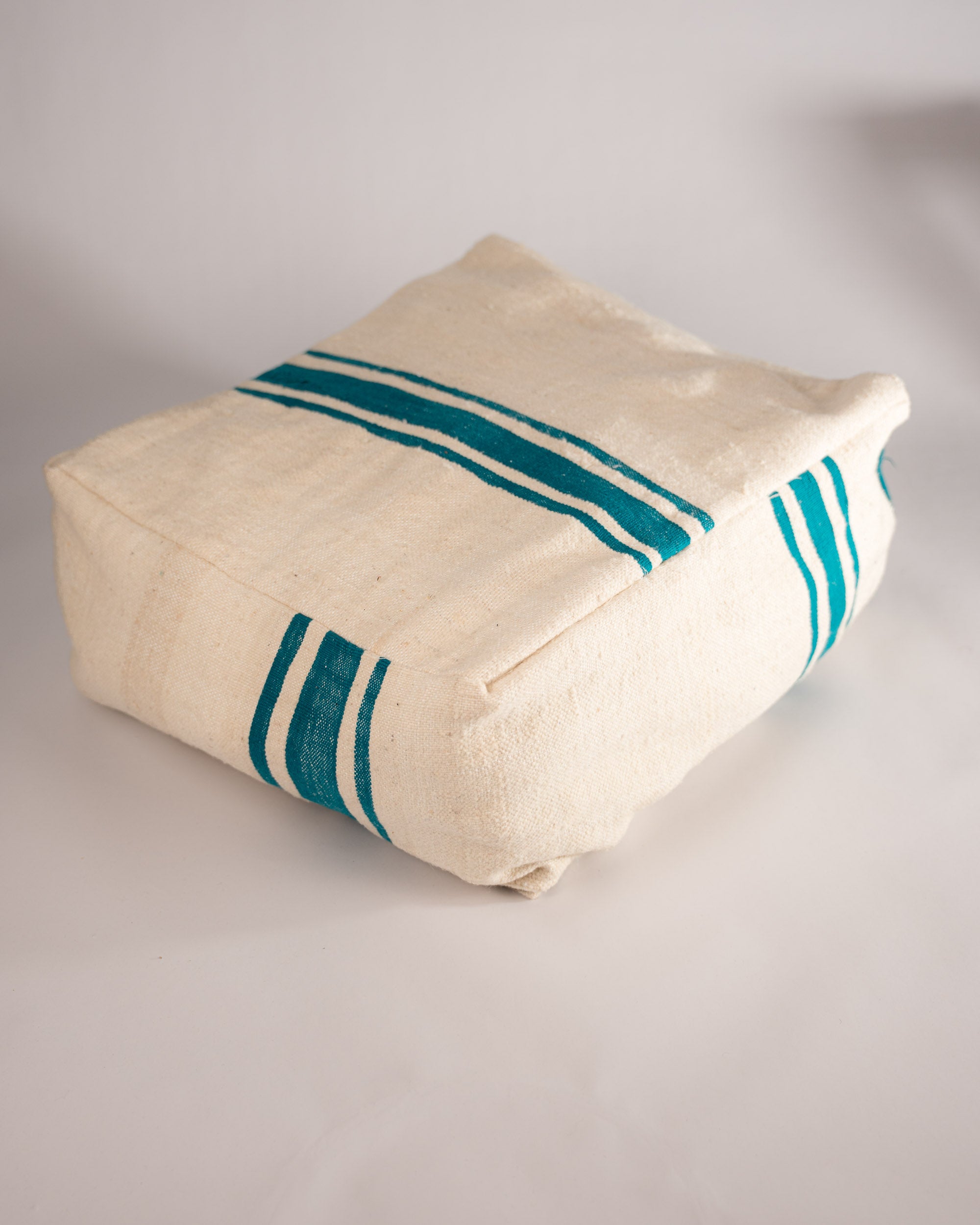 Handgemachter Boho-Pouf blau gestreift aus Schurwolle