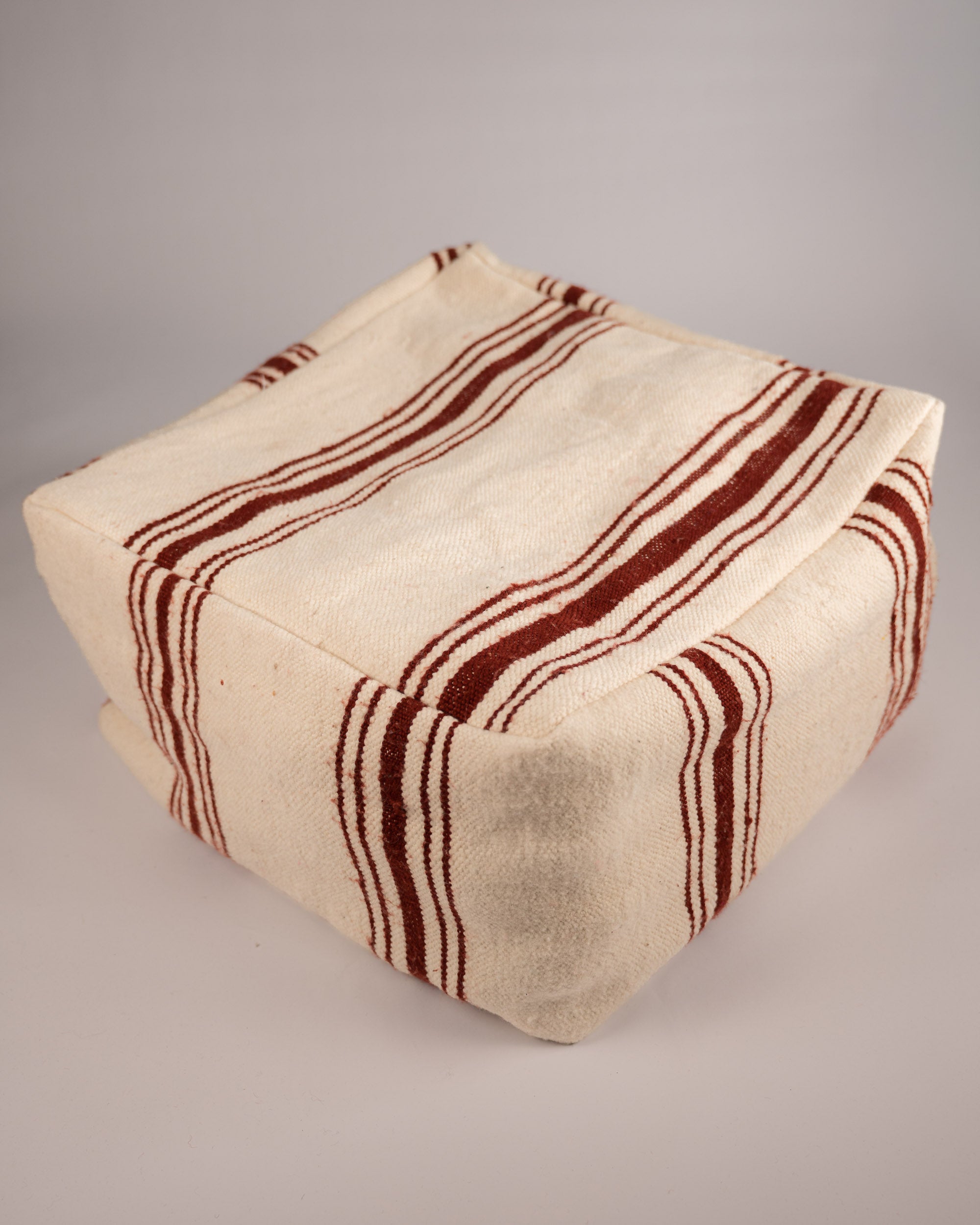 Handgemachter Boho-Pouf dunkelrot gestreift aus Schurwolle
