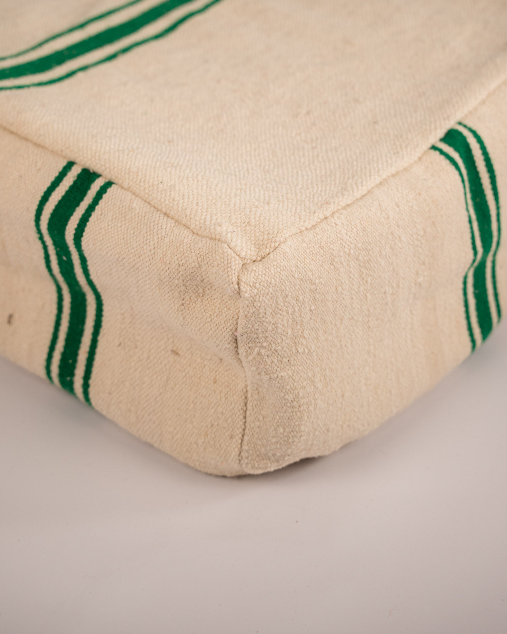 Große Sitzkissen/Pouf für Boden aus Wolle handgefertigt