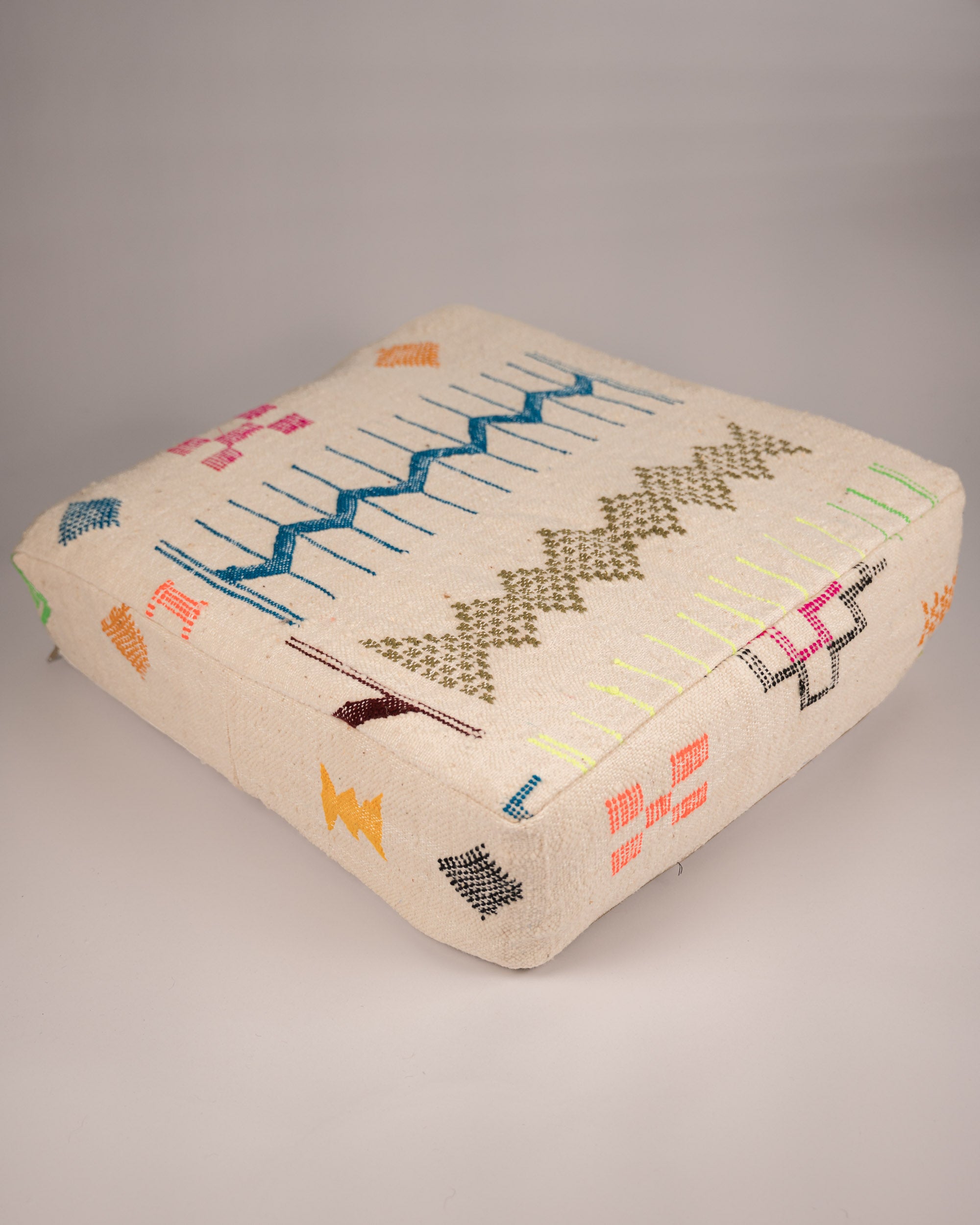 Handgemachter Boho-Pouf aus Schurwolle weiß gemustert